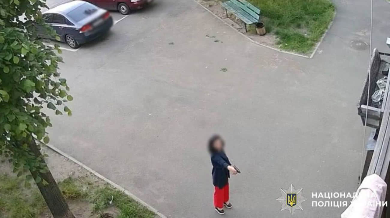 У Києві жінка відкрила вогонь по під’їзду будинку: поліція встановлює її особу