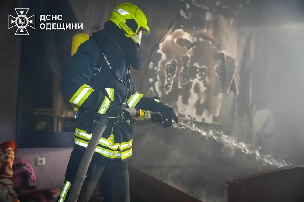 На нічній пожежі в Одесі врятували чоловіка