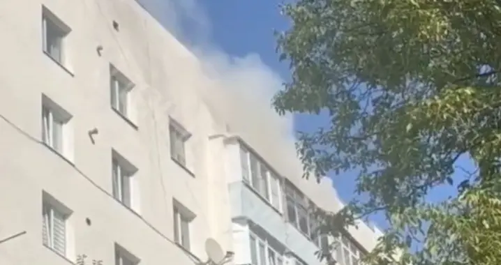 У Чернівцях горить багатоповерхівка. З палаючої квартири пожежники врятували трьох дітей