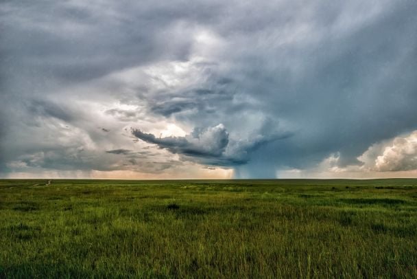 Синоптики попереджають про сильні грози і град: де погіршиться погода