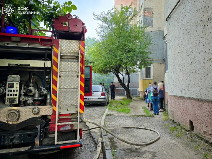 У Чернівцях вщент вигоріла квартира в багатоповерхівці. Пенсіонерка отримала опіки