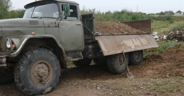 На Прикарпатті за незаконний видобуток піску у пенсіонера вилучили вантажівку