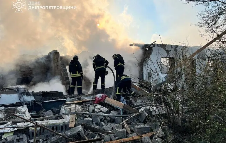 Росія завдала ударів по Дніпропетровській області: п'ятеро поранених, спалахнула масштабна пожежа