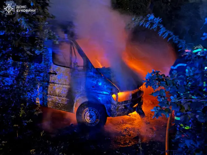 У Чернівцях зранку вщент згорів пасажирський мікроавтобус Mercedes Sprinter
