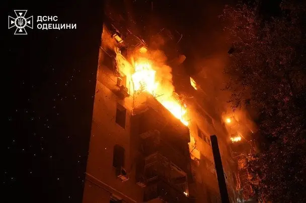 В Одесі внаслідок російської атаки спалахнуло чотири поверхи багатоквартирного будинку (фото)