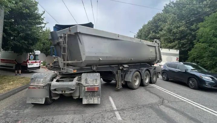 Вантажівка після ДТП перекрила дві полоси руху на Героїв Майдану. Є потерпілі