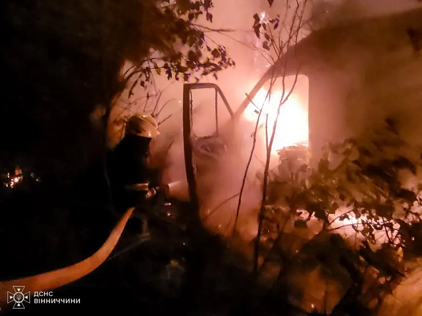 Через витік палива згорів «Мерседес» на Вінниччині