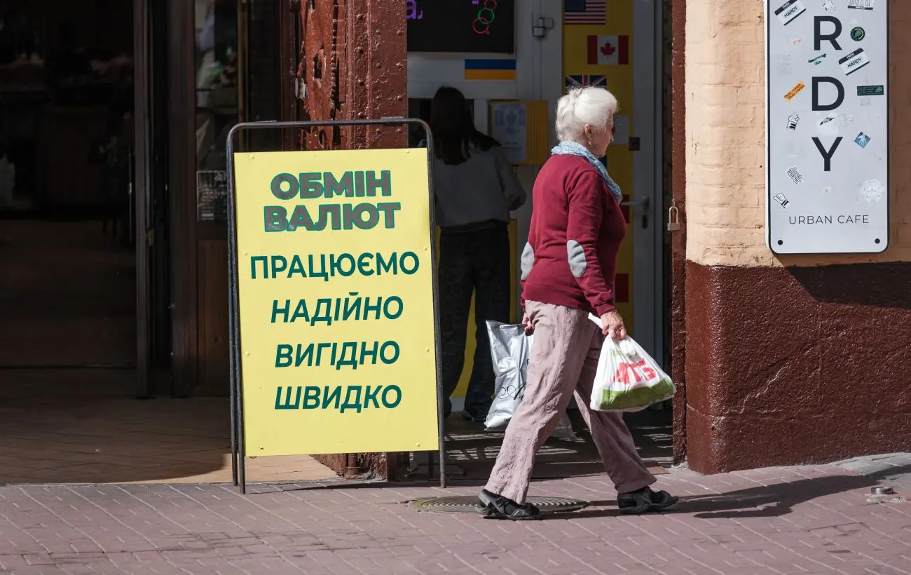 НБУ знизив курс долара і опустив курс євро нижче 48 гривень