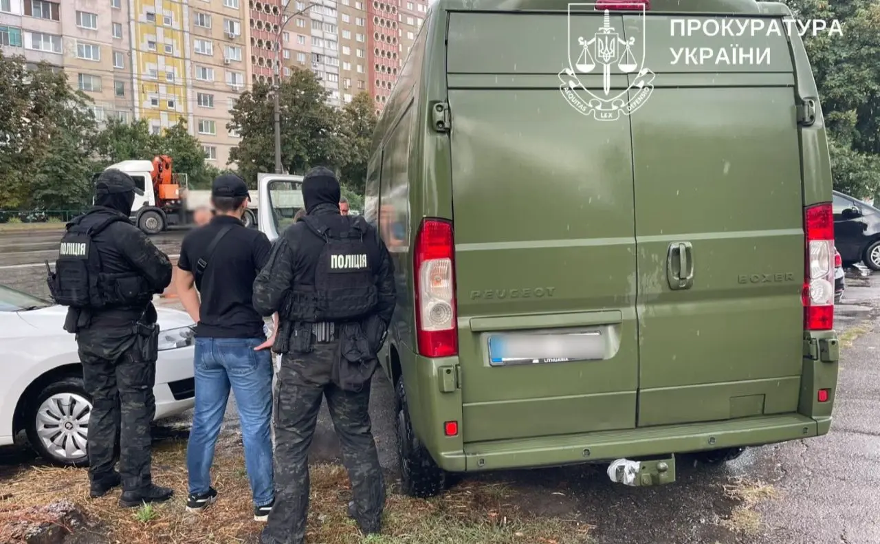 У Києві затримали жінку, яка торгувала автомобілями, ввезеними як гуманітарна допомога для ЗСУ
