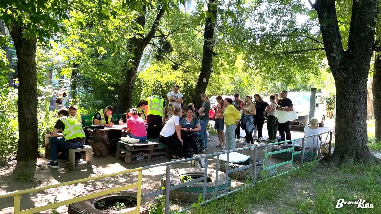У Шевченківському районі столиці розгорнули штаб підтримки постраждалим від нічної атаки рф
