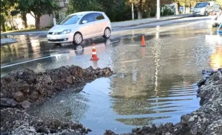 У Вінниці на вулиці Левка Лукʼяненка стався сильний витік на водогоні