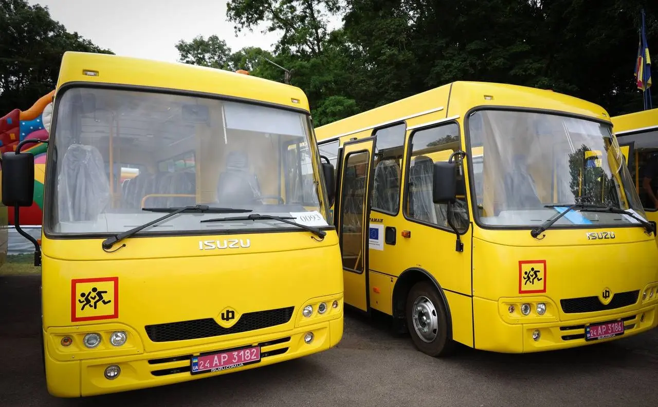 Сім громад Київщини отримали нові шкільні автобуси