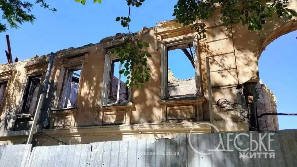 В Одесі йде демонтаж понівеченого ворогом будинку (фото)
