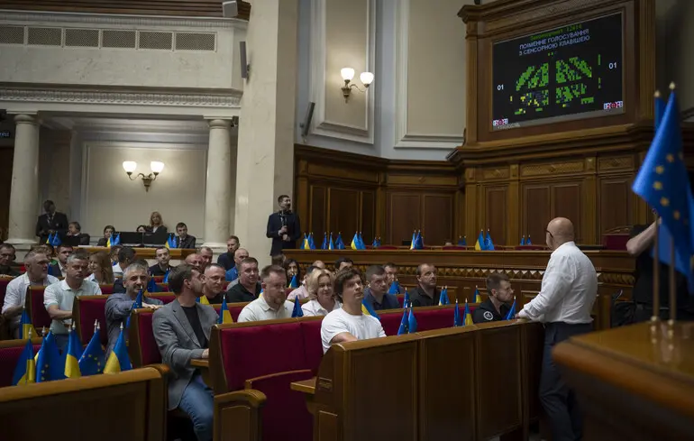 Депутати "Слуги народу" не хочуть повертати незалежність НАБУ і САП, бо бояться "помсти" — FT