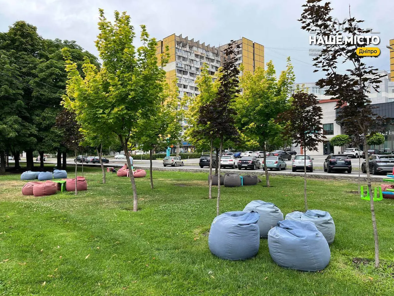 Зелена зона та дитячі розваги: у Дніпрі на Бульварі Слави облаштовано літню локацію для родинного відпочинку