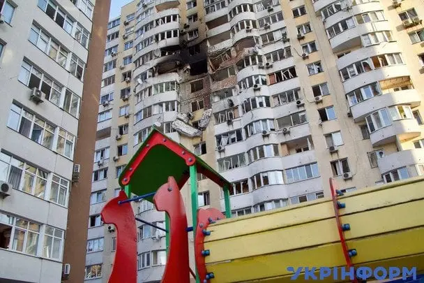 Удар по Києву: показали перші хвилини після обстрілу житлового будинку