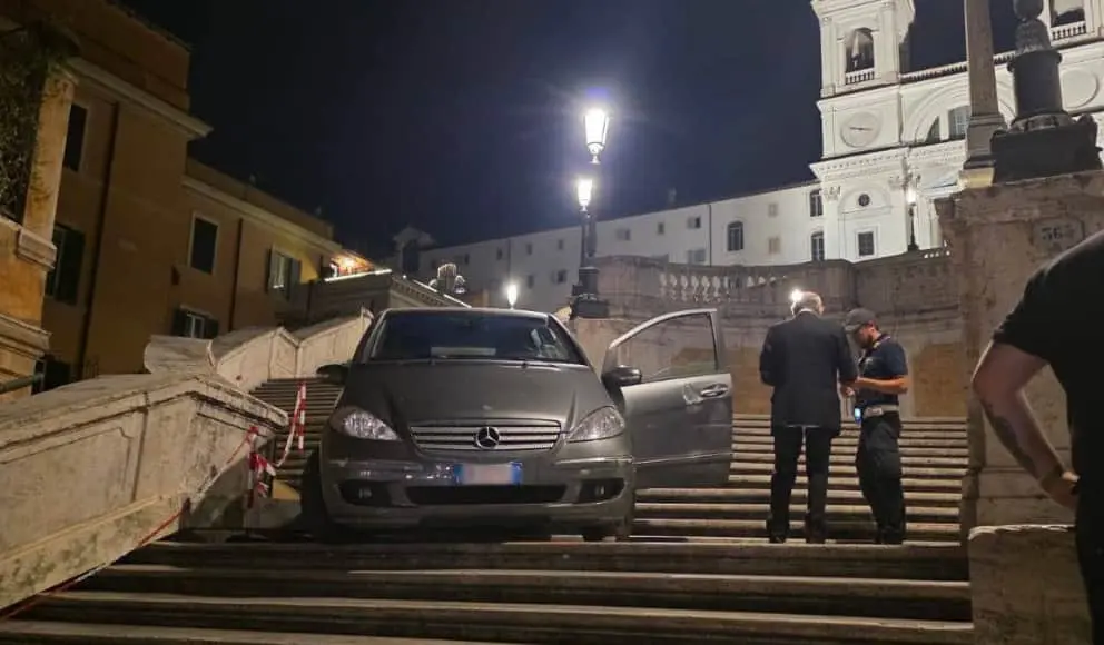 У Римі 80-річний водій заїхав на Mercedes на відому пам’ятку