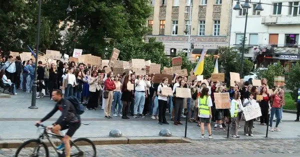 Перед голосуванням у Верховній Раді закону про НАБУ і САП сотні львів'ян знову вийшли на мітинг