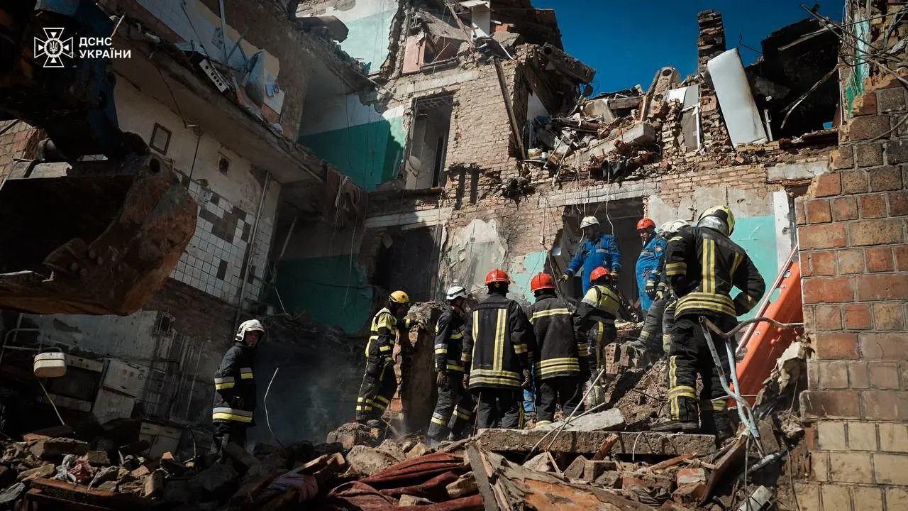 Кількість жертв обстрілу в Києві зросла до 18 осіб (фото)