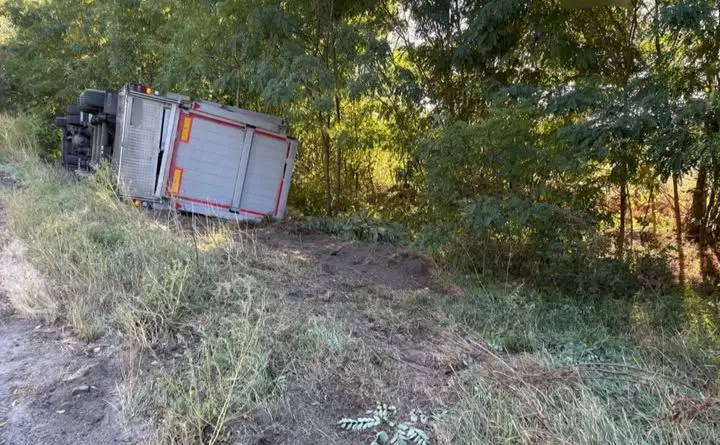 На Київщині водій вантажівки з’їхав у кювет і перекинувся