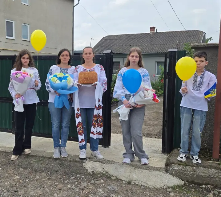З квітами і короваєм: Заставна зустріла свого Захисника