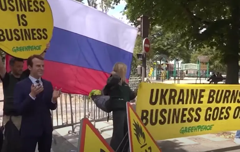 Макрона викрали з паризького музею і використали на протесті біля посольства Росії