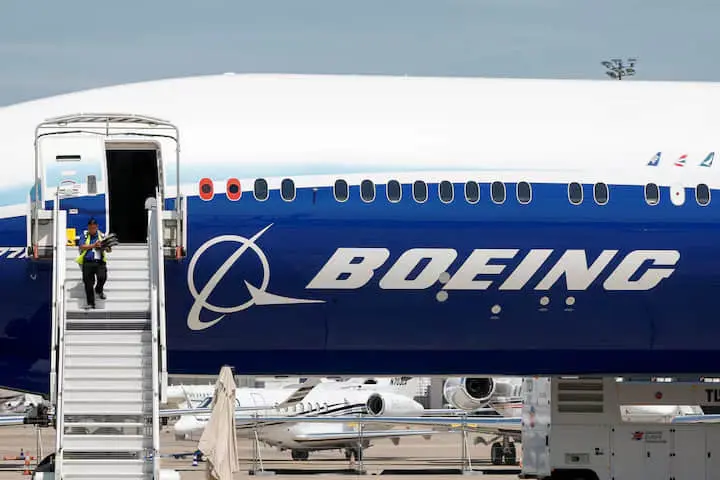 ЗМІ: у відповідь на мита Трампа ЄС може вдарити по Boeing та бурбону