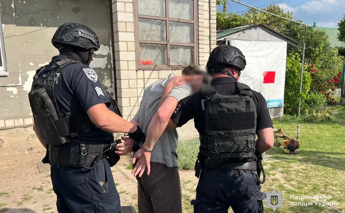 На Вінниччині затримали чоловіка, який виперся з триколором зустрічати траурний кортеж із загиблим воїном. ВІДЕО