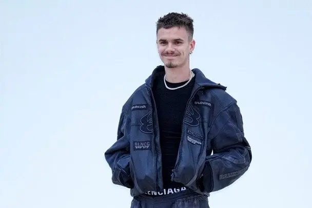 22-річний син Бекхемів одразу ж після розриву з дівчиною закрутив роман з 30-річною моделлю
