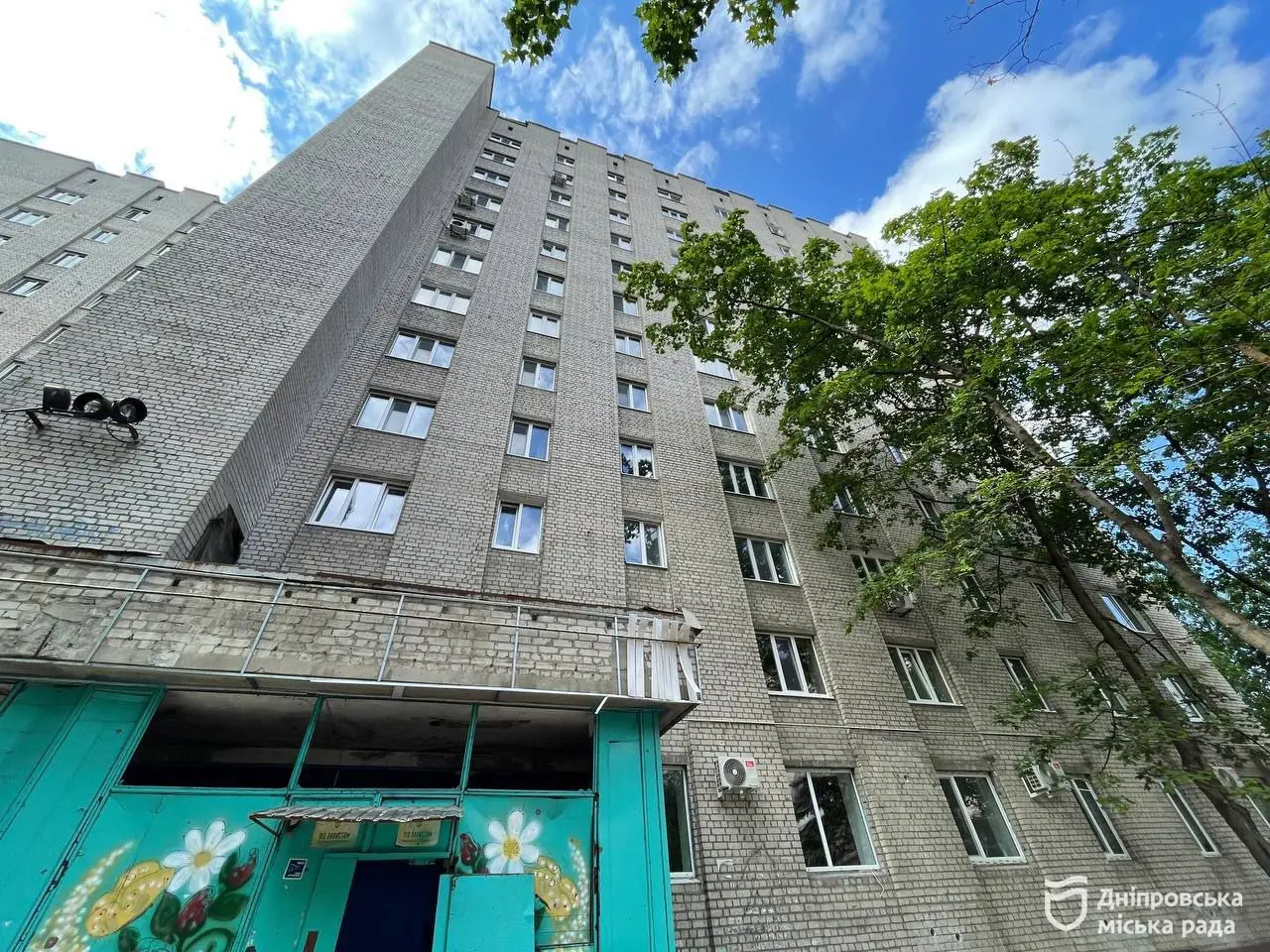 У Дніпрі продовжують відновлювати будинки ОСББ після ворожих обстрілів