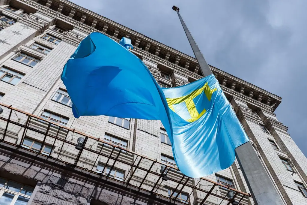 Біля будівлі Київради підняли кримськотатарський прапор на знак солідарності та підтримки