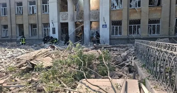 Росіяни вдарили балістичною ракетою по ліцею на Одещині, двоє загиблих
