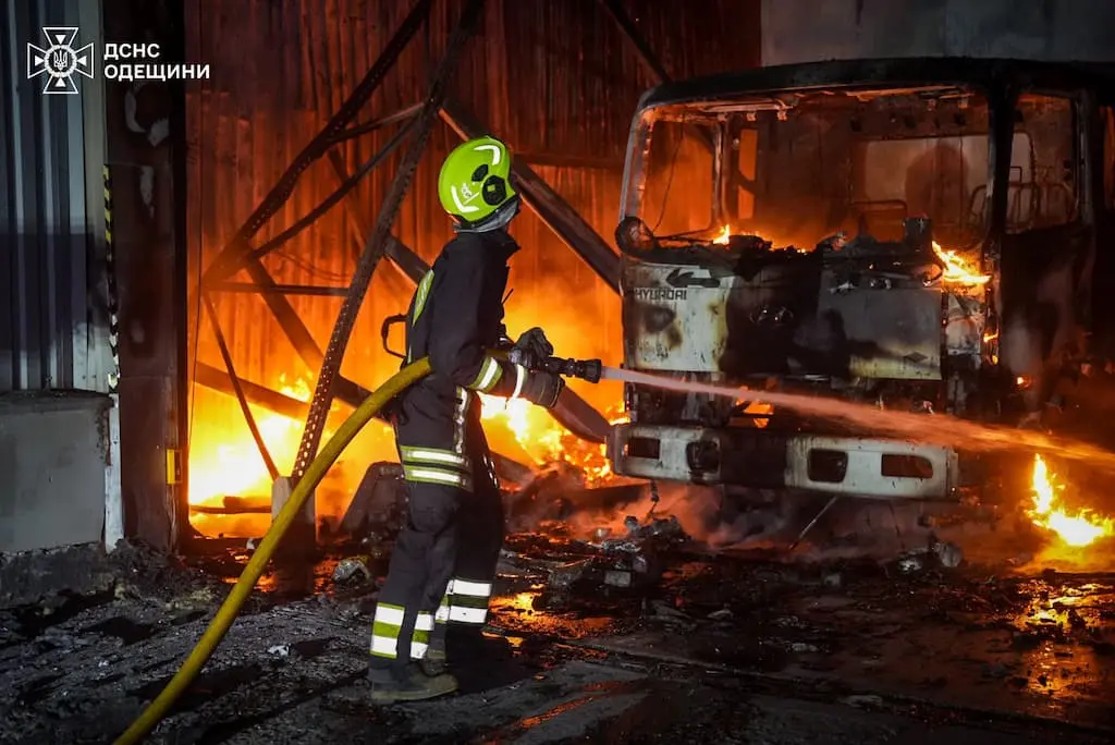 Ворог завдав удару по Одесі безпілотниками – спалахнули пожежі
