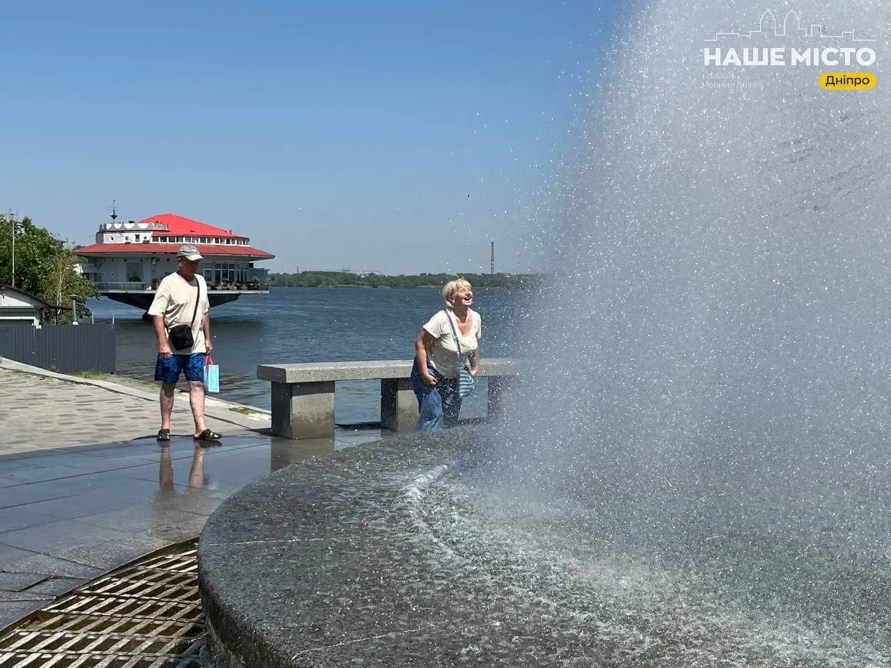 Спека у Дніпрі: містяни знаходять прохолоду біля фонтанів