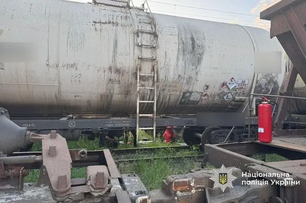 На даху вагона-цистерни 13-річний підліток отримав важку травму: фото
