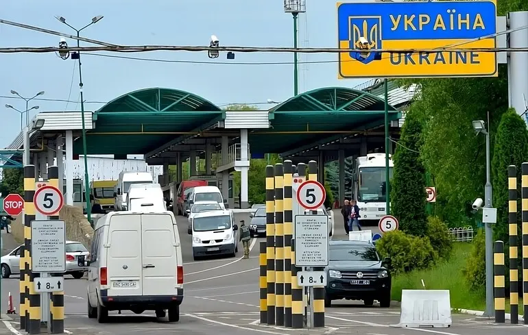 Сьогодні уряд змінить правила перетину кордону для чоловіків до 22 років – Зеленський