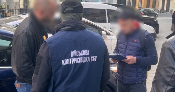 Львівського адвоката затримали на хабарі 2000 доларів за службу в тилу