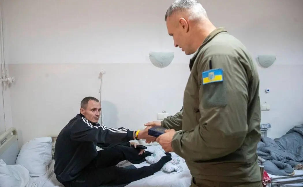 Кличко відвідав один з лікувальних закладів Міністерства оборони та нагородив поранених