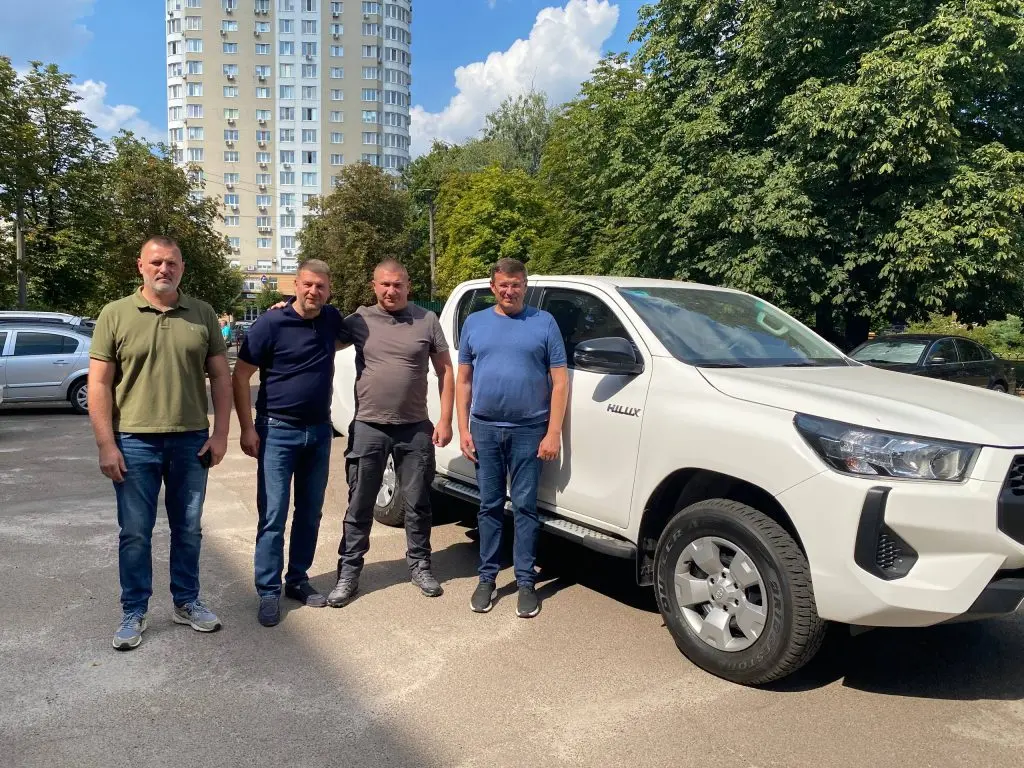 Бровари передали автомобіль для потреб ЗСУ