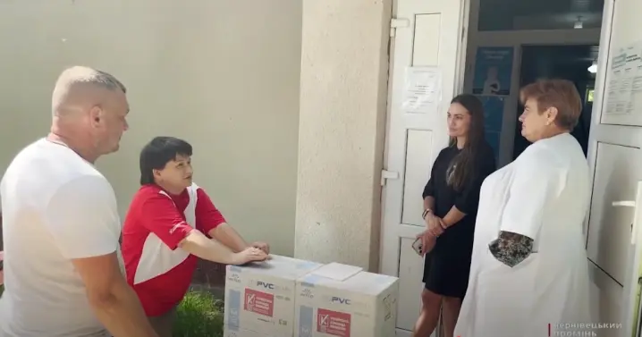 "Українська команда" передала медичні розхідники лікарні на Буковині