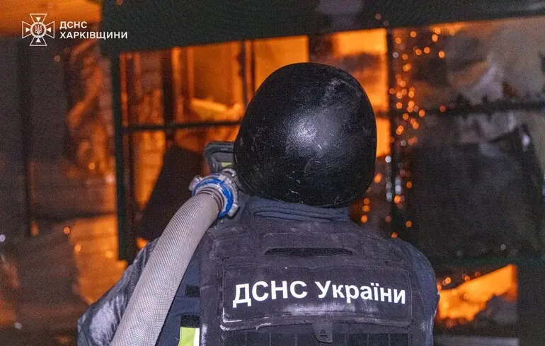 У Харкові ворожі обстріли спричинили масштабні пожежі: у ДСНС показали наслідки удару