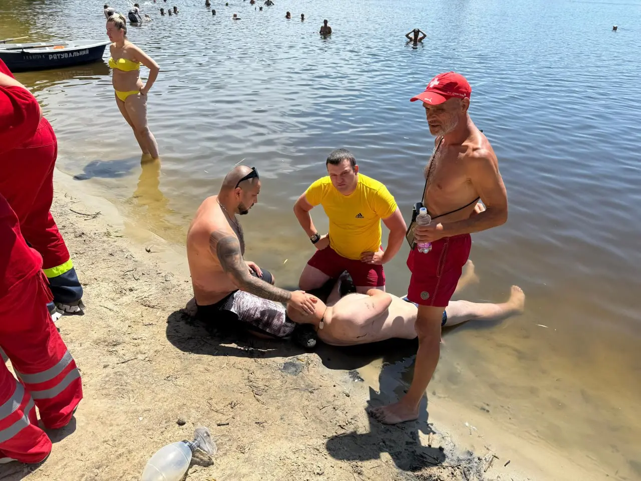 Трьох потопаючих дістали з води муніципальні рятувальники в Харкові у вихідні