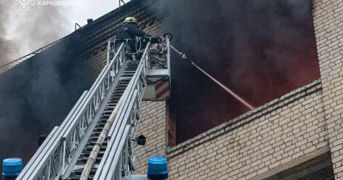 Бійці ДСНС загасили усі пожежі у Харкові після обстрілів росіян