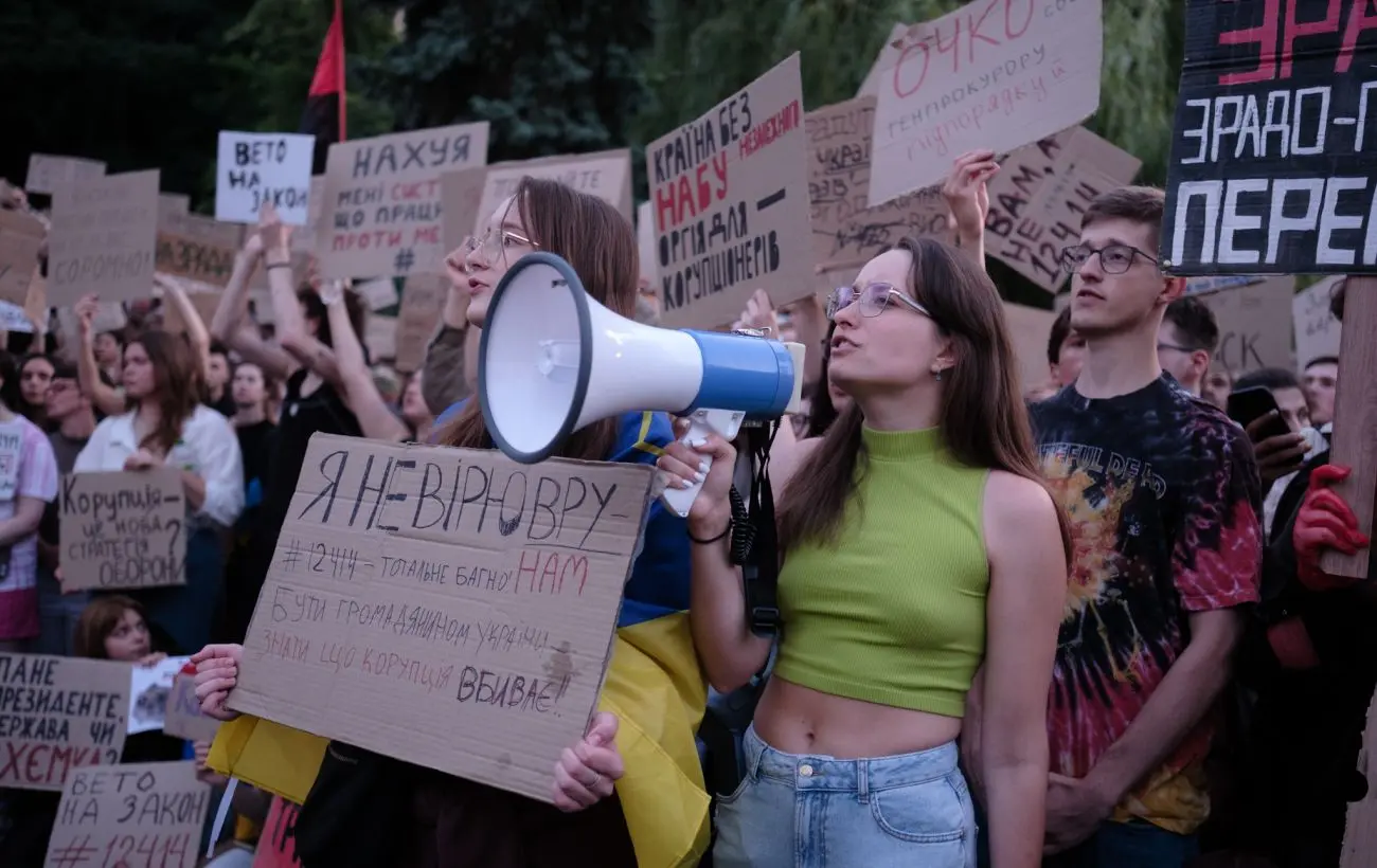 На хвилі протестів. Що не так із законом про НАБУ та САП і яке рішення пропонує Зеленський