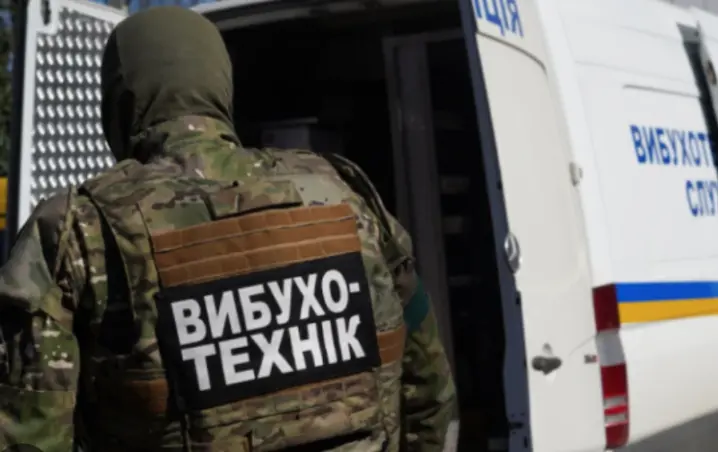 У Чернівцях на Героїв Майдану вибухотехніки підірвали підозрілу сумку