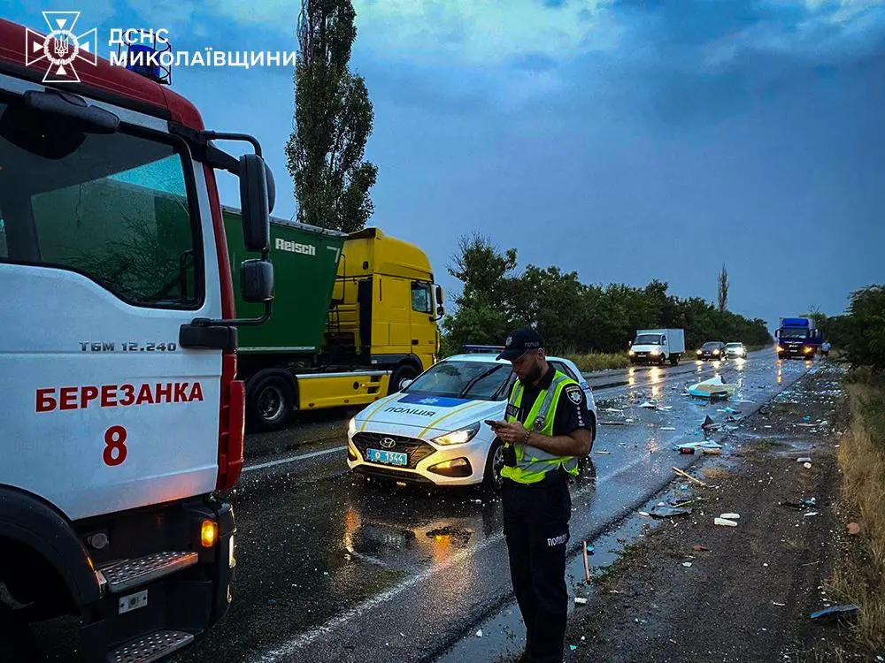 Дві вантажівки зіткнулися на трасі Одеса – Мелітополь – Новоазовськ: постраждалого зажало в кабіні