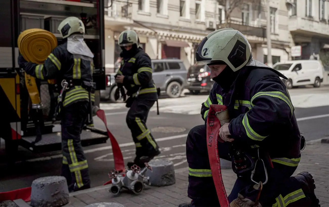 Пошкоджено потяг, школи, лікарню, є жертви: що відомо про удар РФ по Дніпру (фото)
