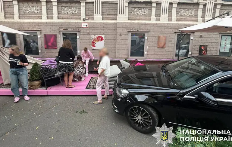 На літню терасу в Києві влетів Mercedes: є постраждалі