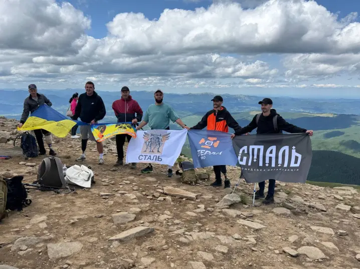 Військові на протезах піднялись на вершину Говерли