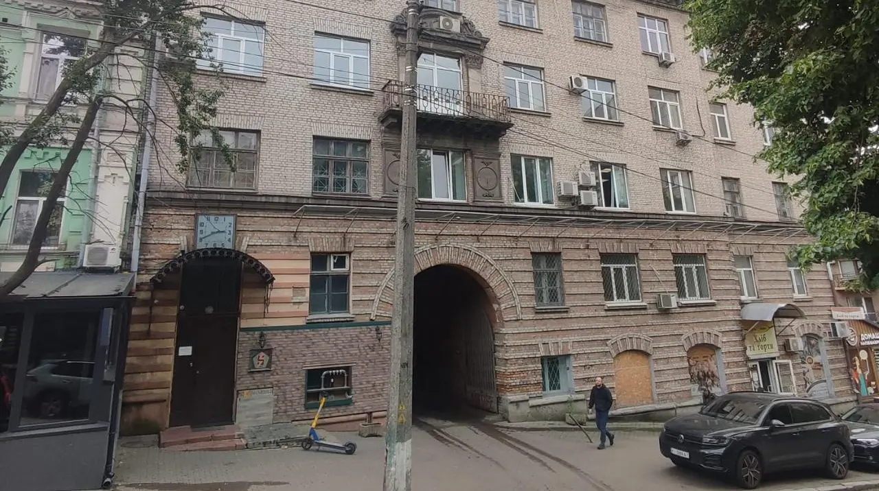 Ушестеро дорожче: ФДМУ продав будівлю держінституту у Києві